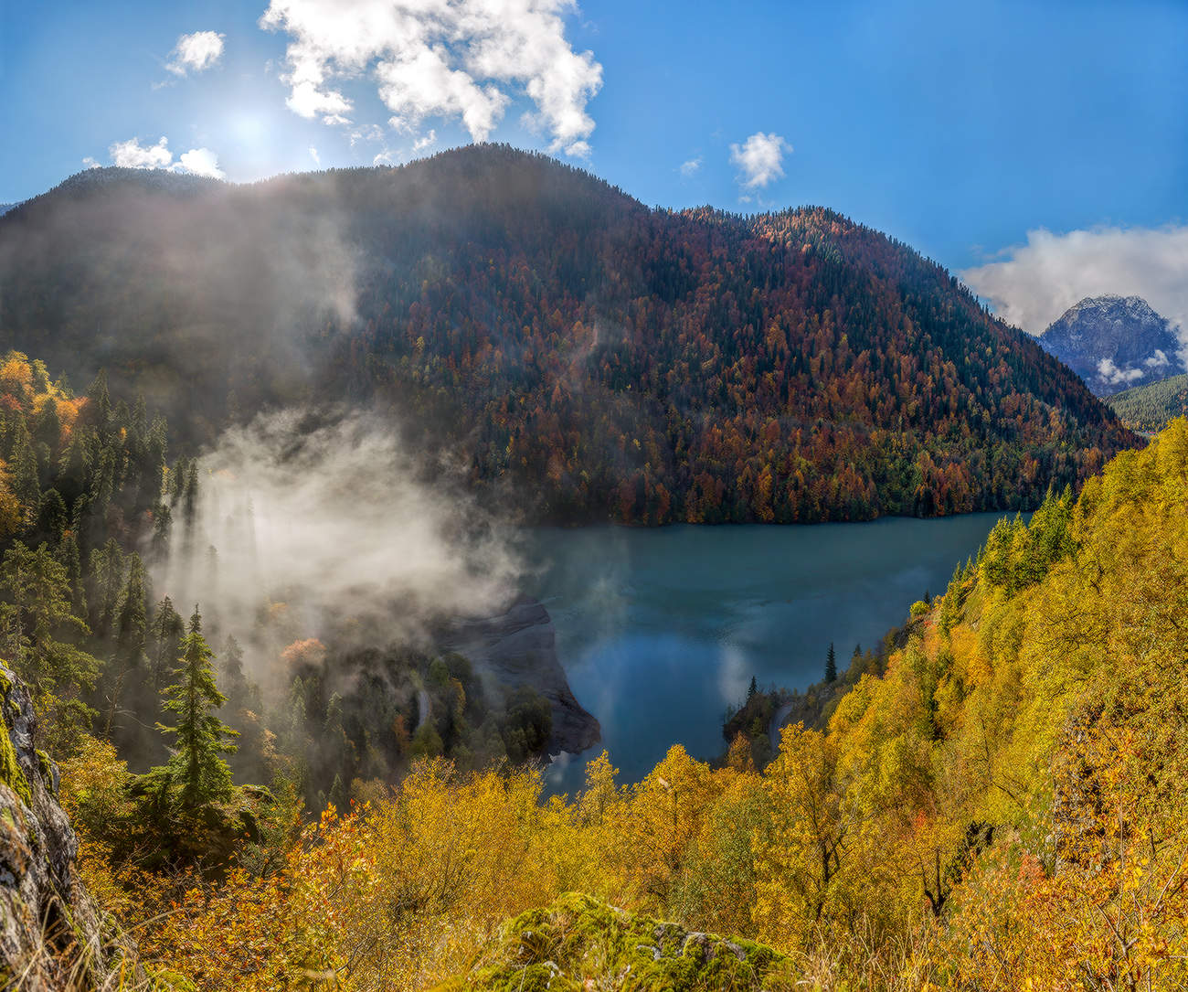 Солнечный туман наползает.