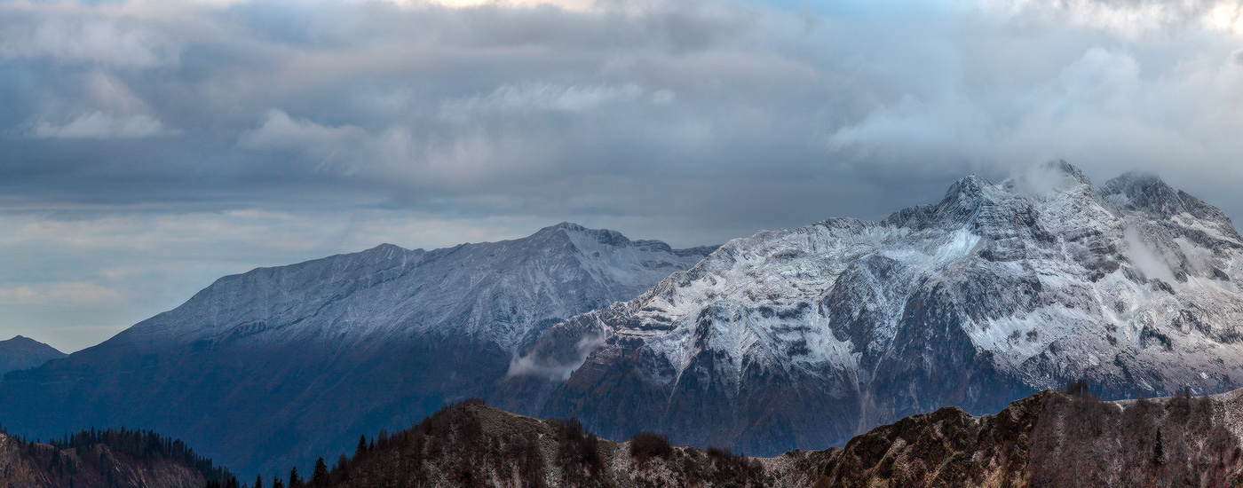 Первый снег в горах.