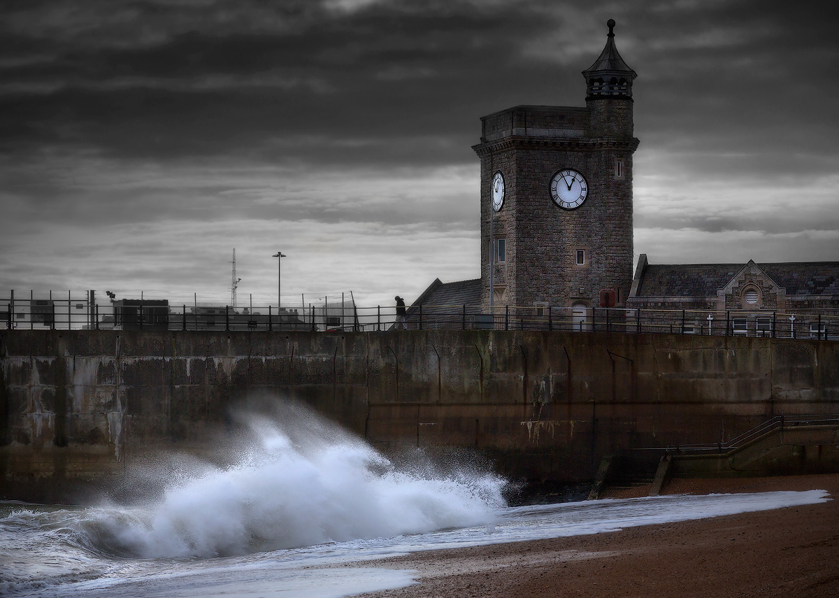 В Дувре штормит...