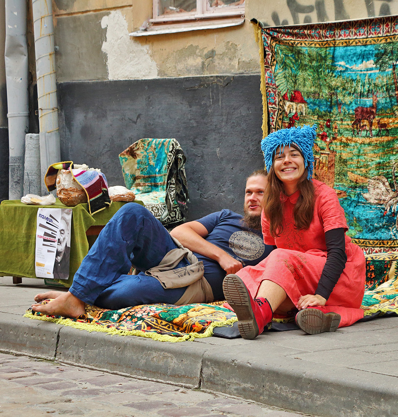 На улице валялись....