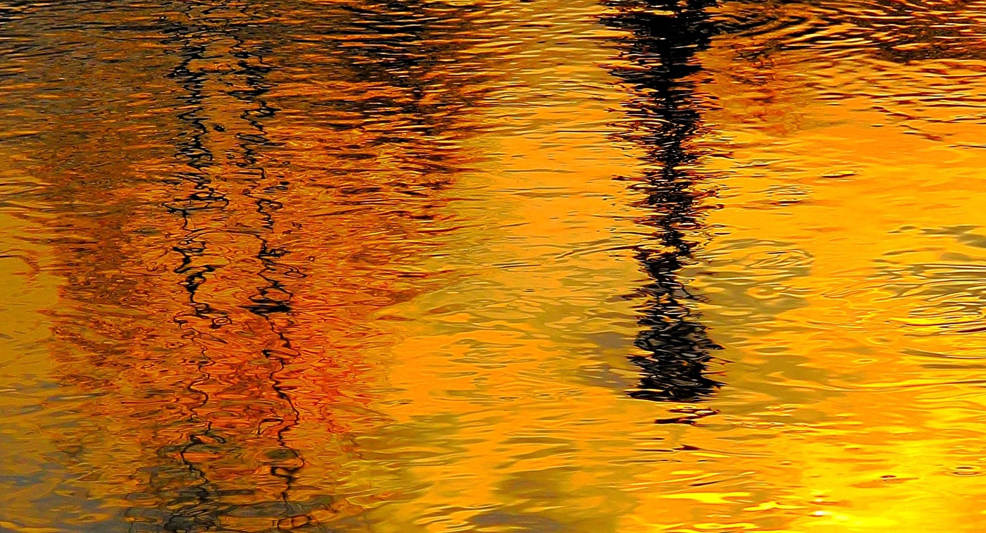 Растекается море огня, угасая в немой тишине