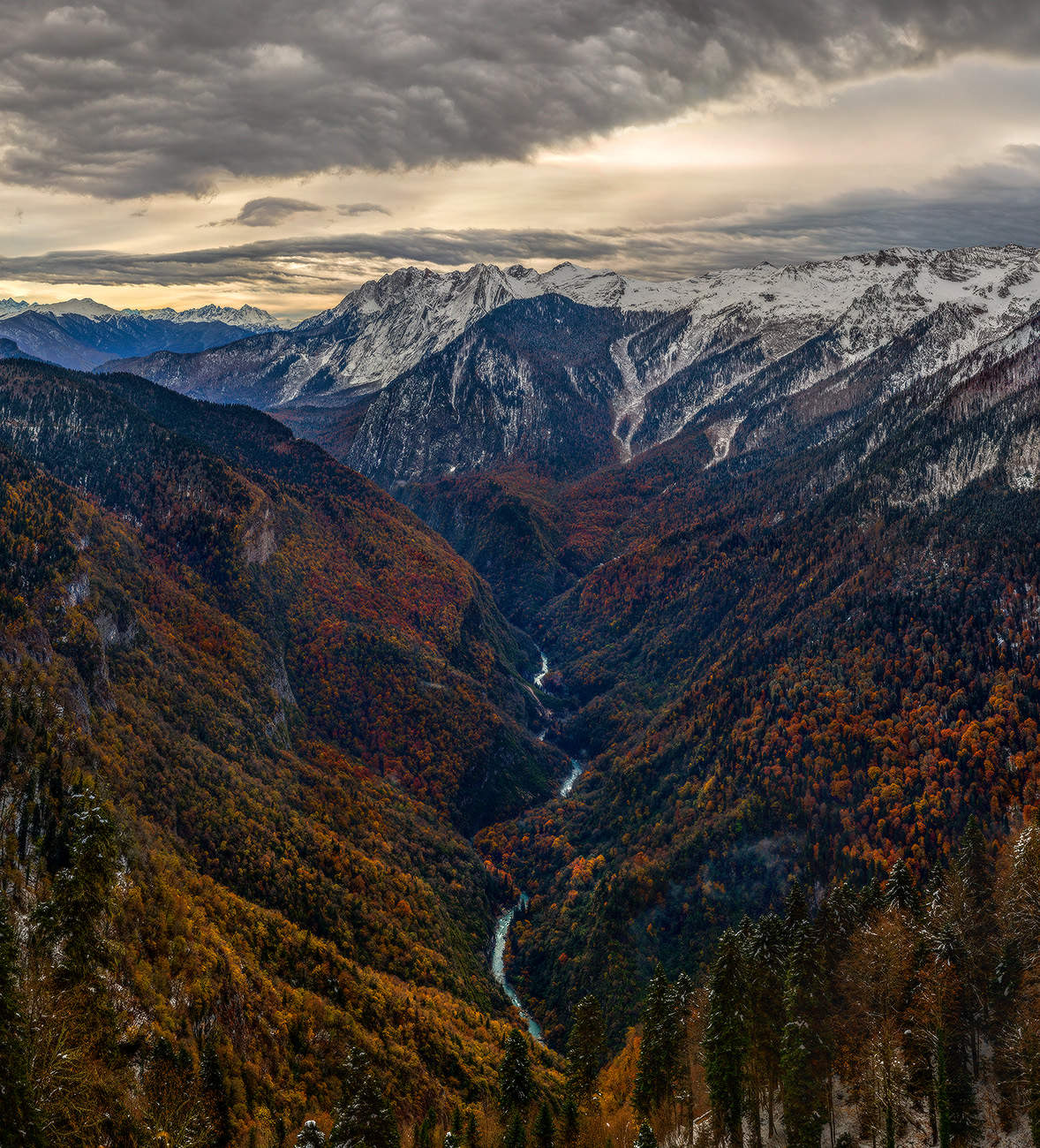 Вьётся ниточка реки.