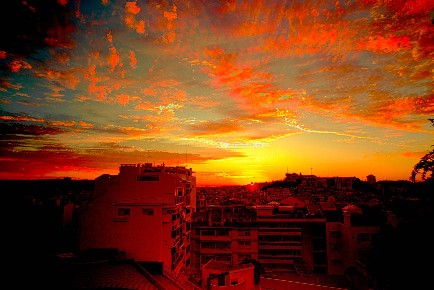 рассвет в багровых тонах