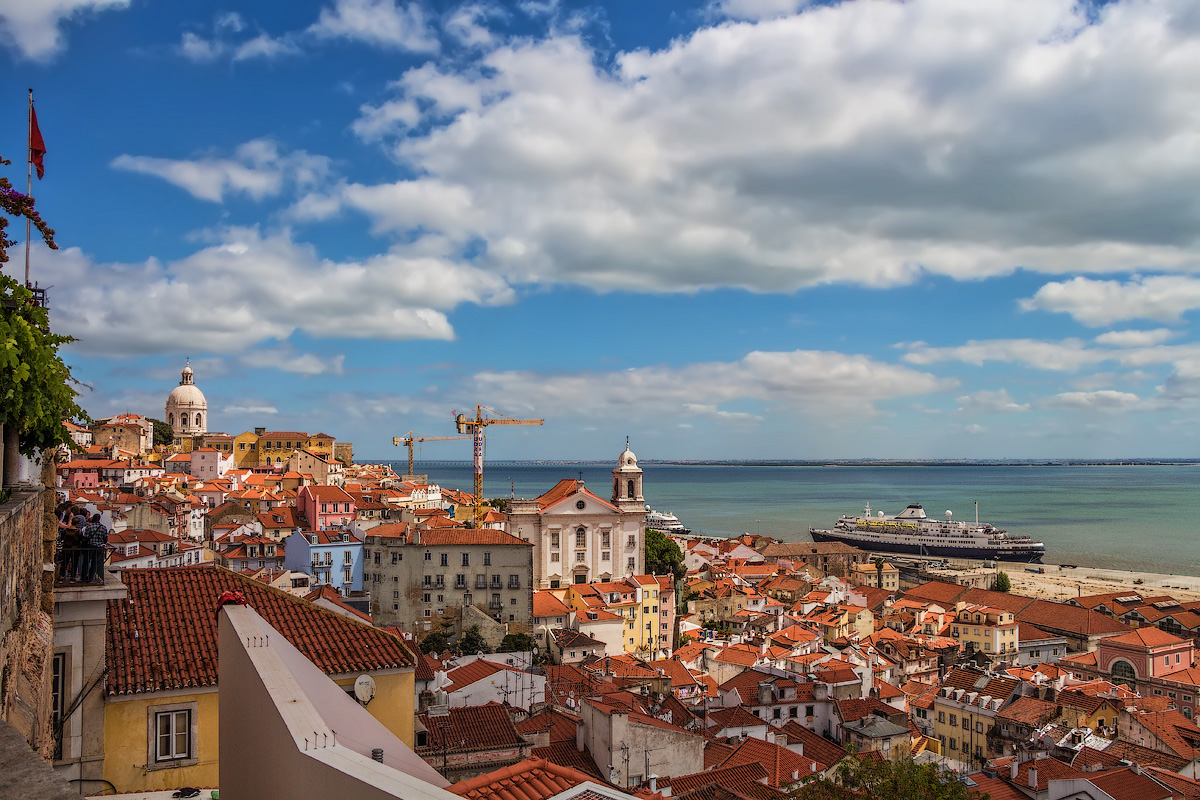 Зовёт в дорогу ветер дальних странствий