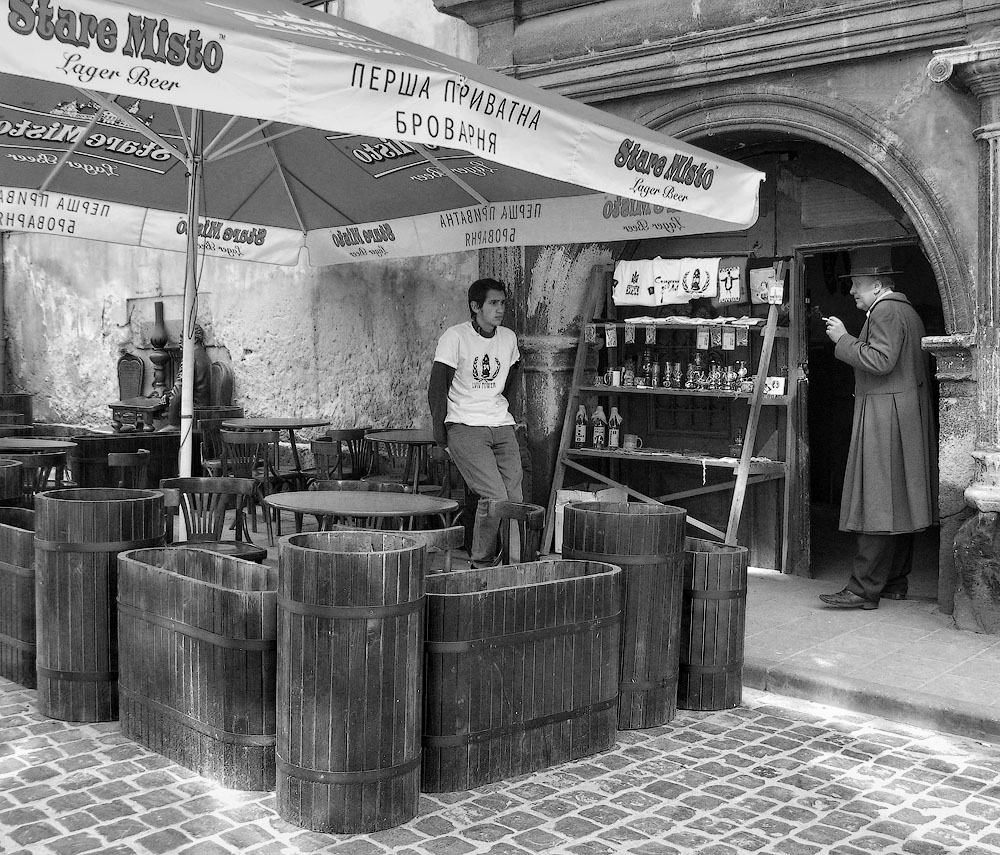 Заскучали бармены...