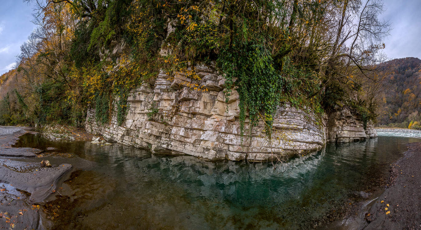 Скалистый берег.