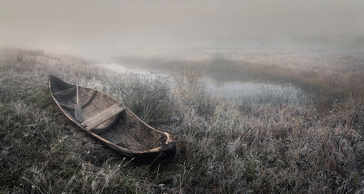 Одиноко старой лодке..