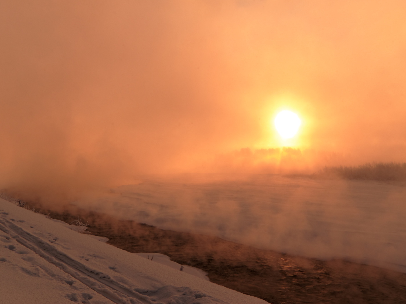 Разливаясь светом дивным солнце зимнее встает