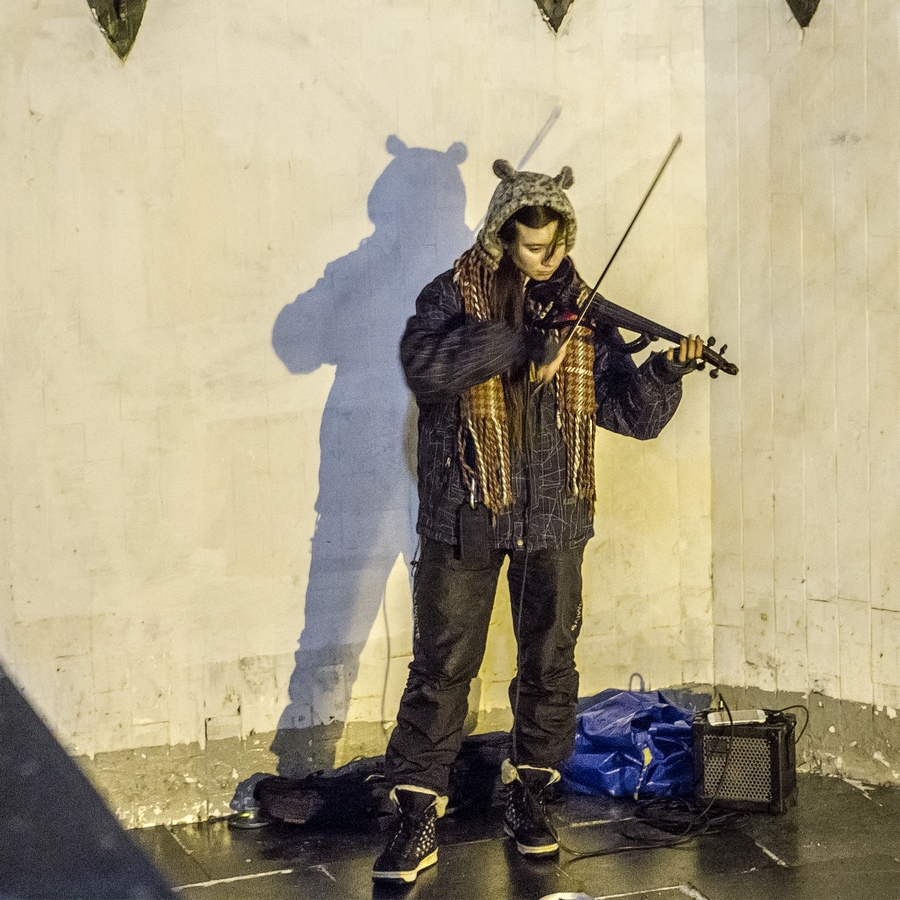 Музыкант играл на скрипке...