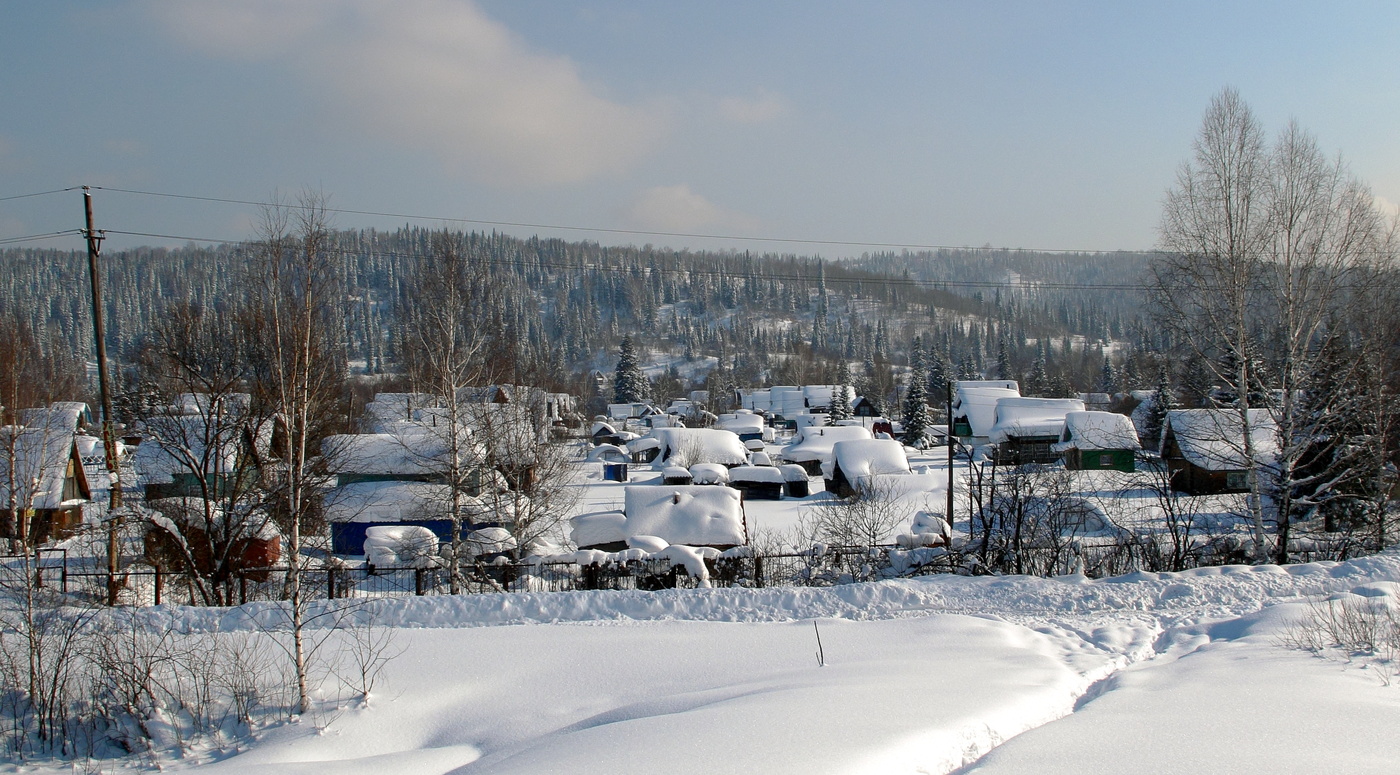 Белыми сугробами лег на крыши снег.