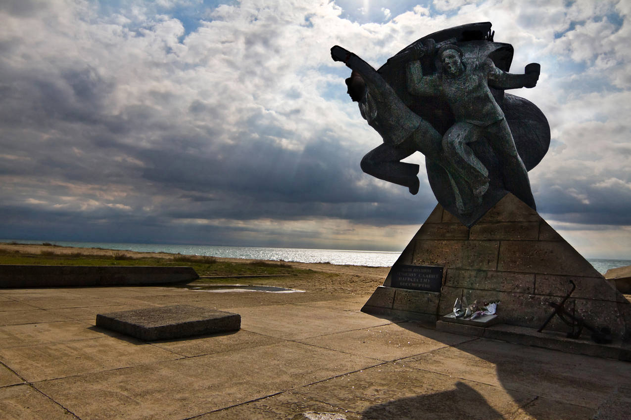 Героям десантникам.