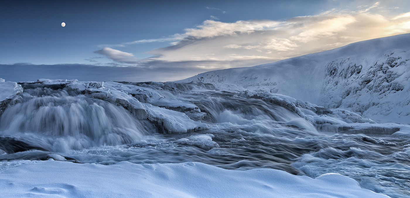 С уступов падая, задумчиво шумит...