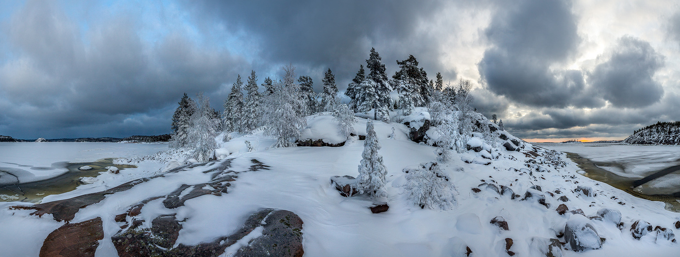 На фоне пасмурного вечера.