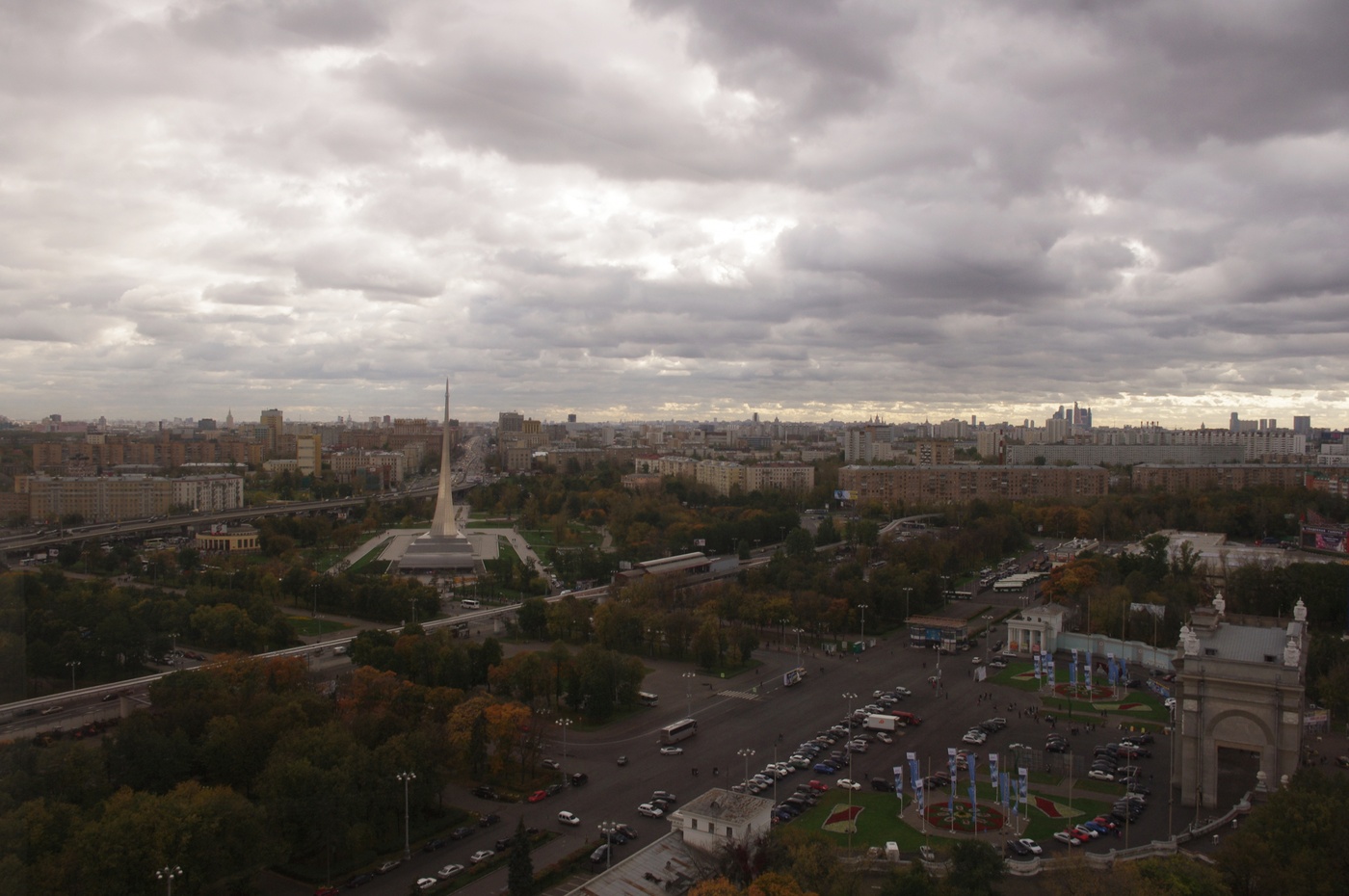 Возле выставки достижений народного хозяйства