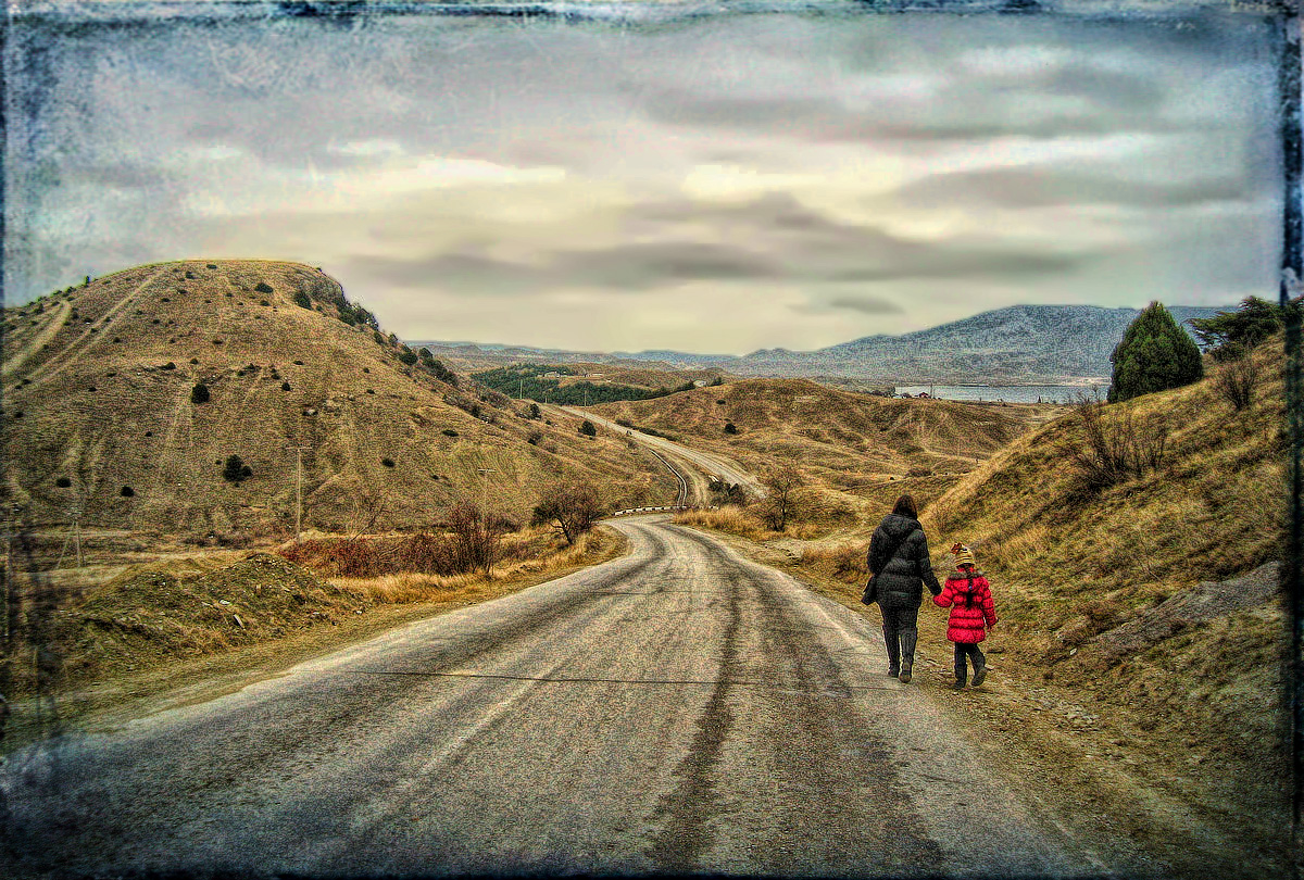 Люди идут по свету