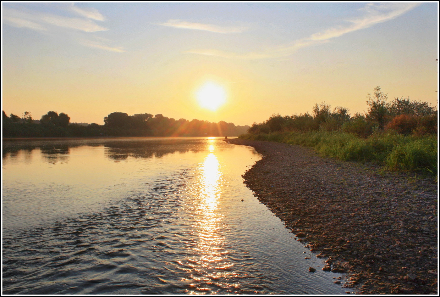 А утром солнышко купалось