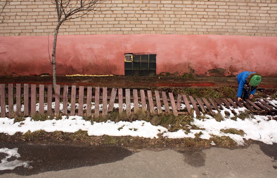 Мальчик и упавший забор