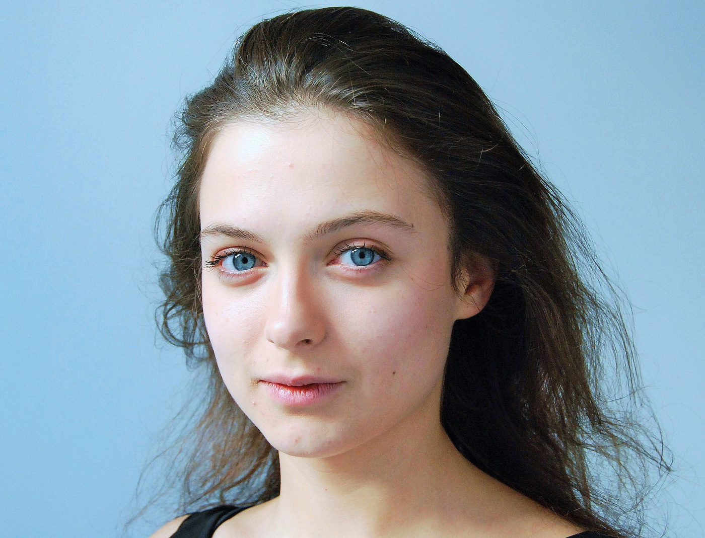 Ее не знает свет, - она еще ребенок...