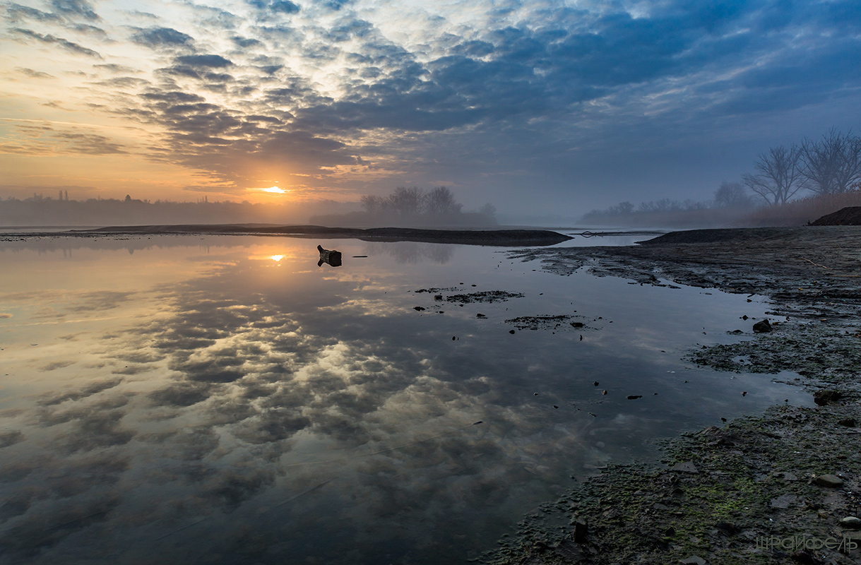 На восходе у реки