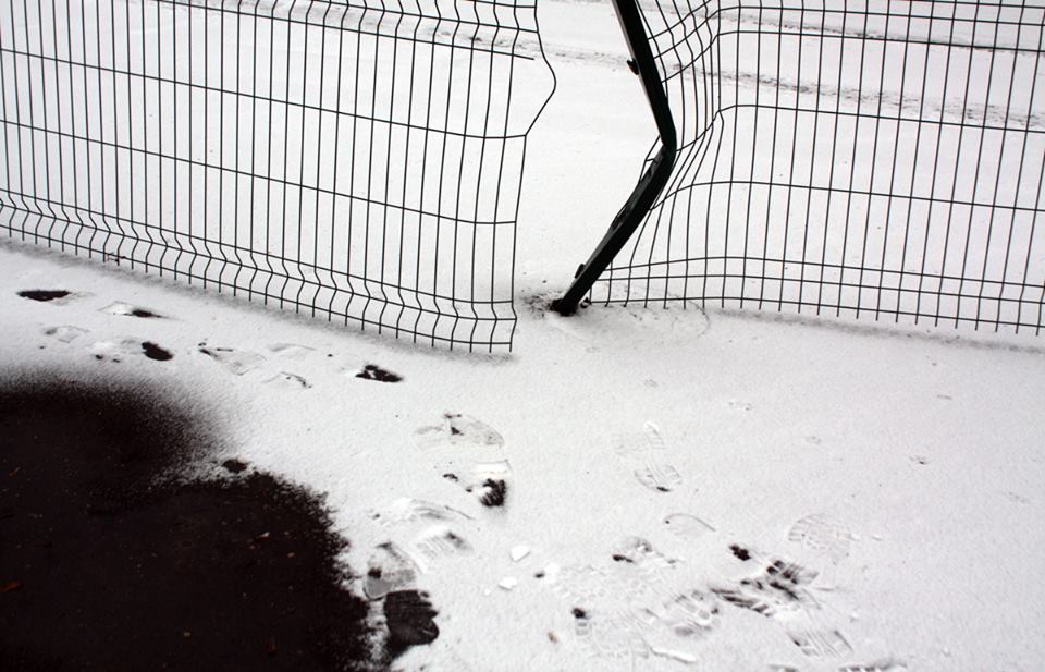 Забор и снег