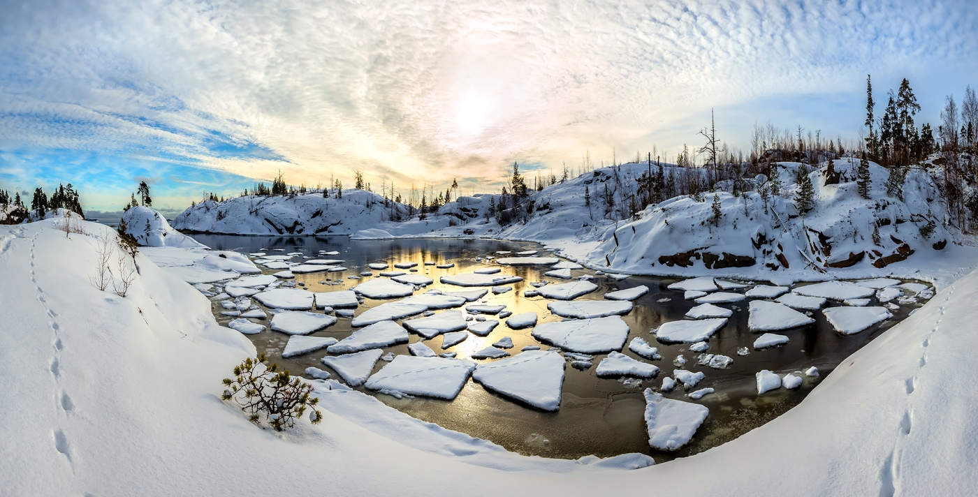 Льдины в золотом заливе.