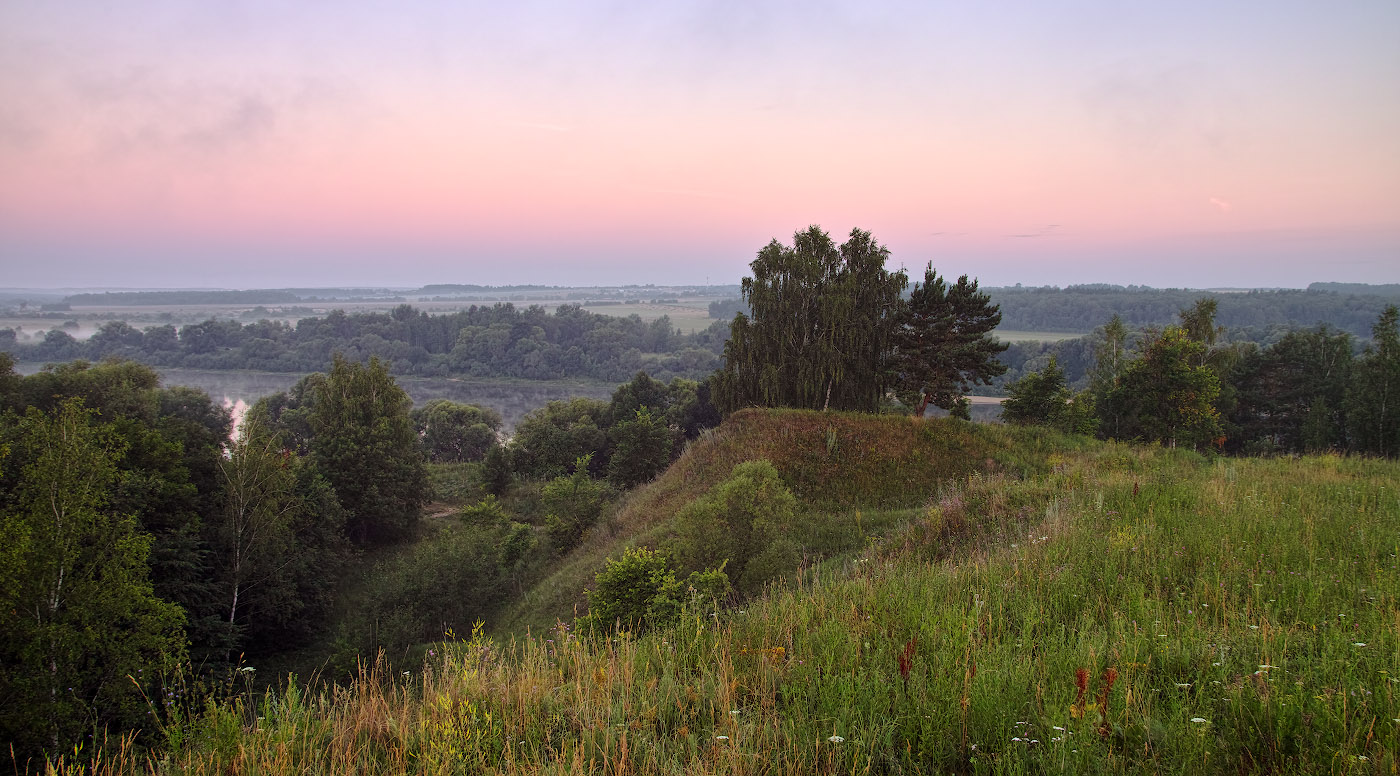 Неслышно начинался день...