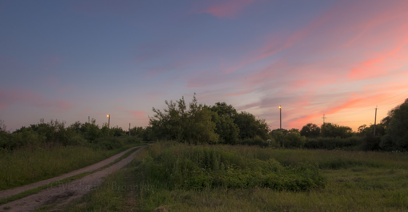 Уже зажглись фонари за околицей.....
