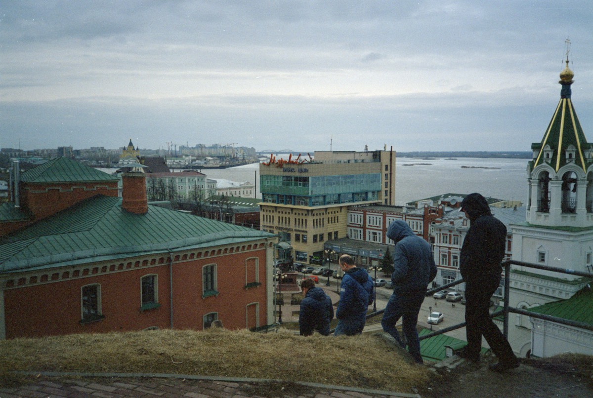 Мужики, спускающиеся с холма