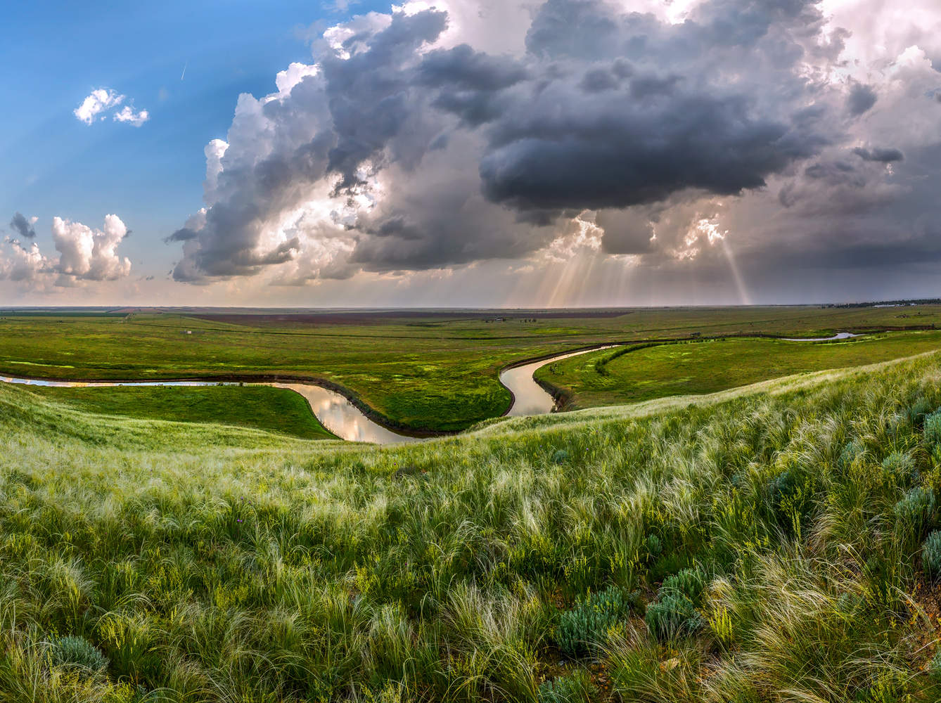 Грозовой фронт с солнечными лучами