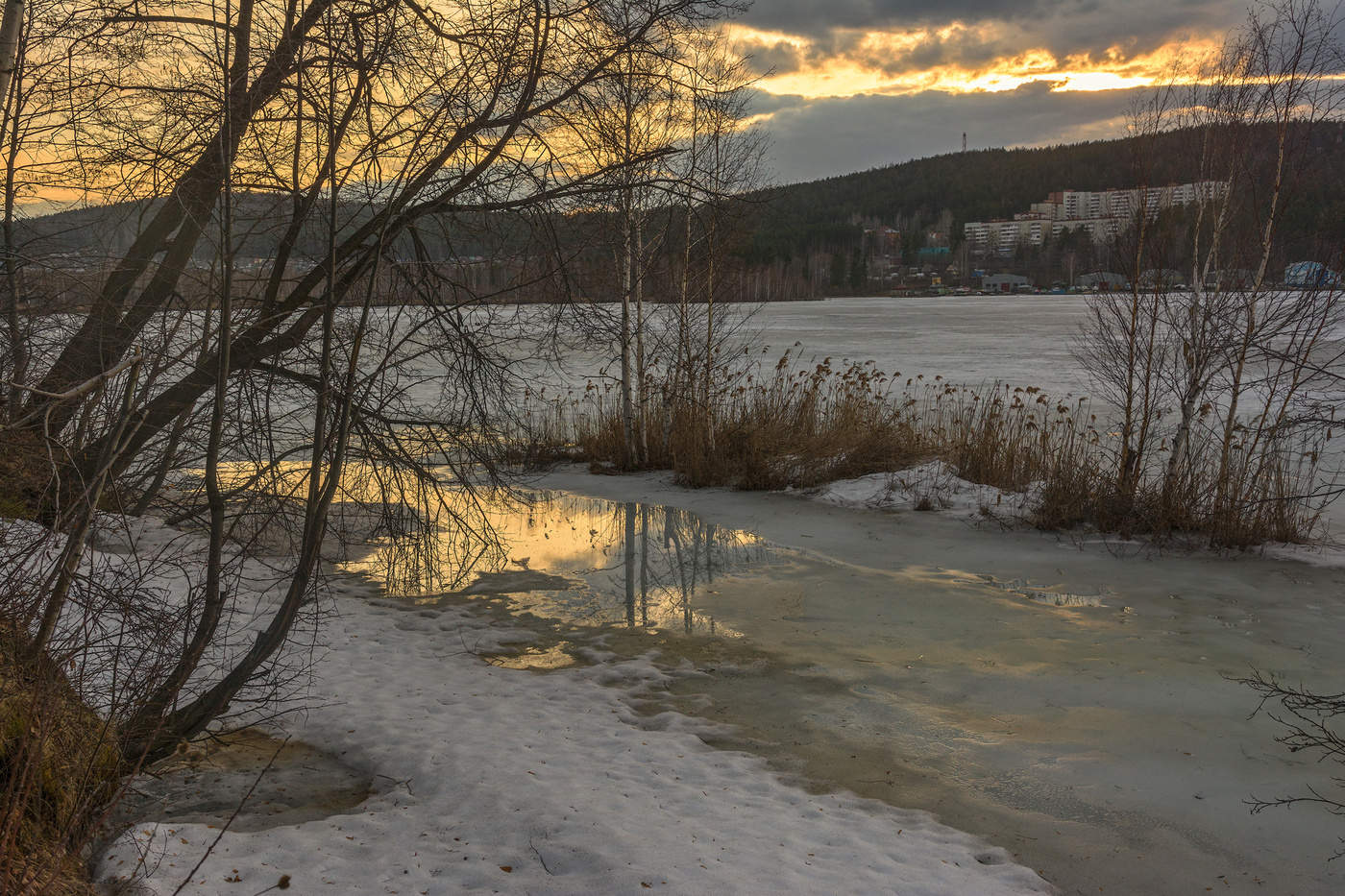 Весна на озере