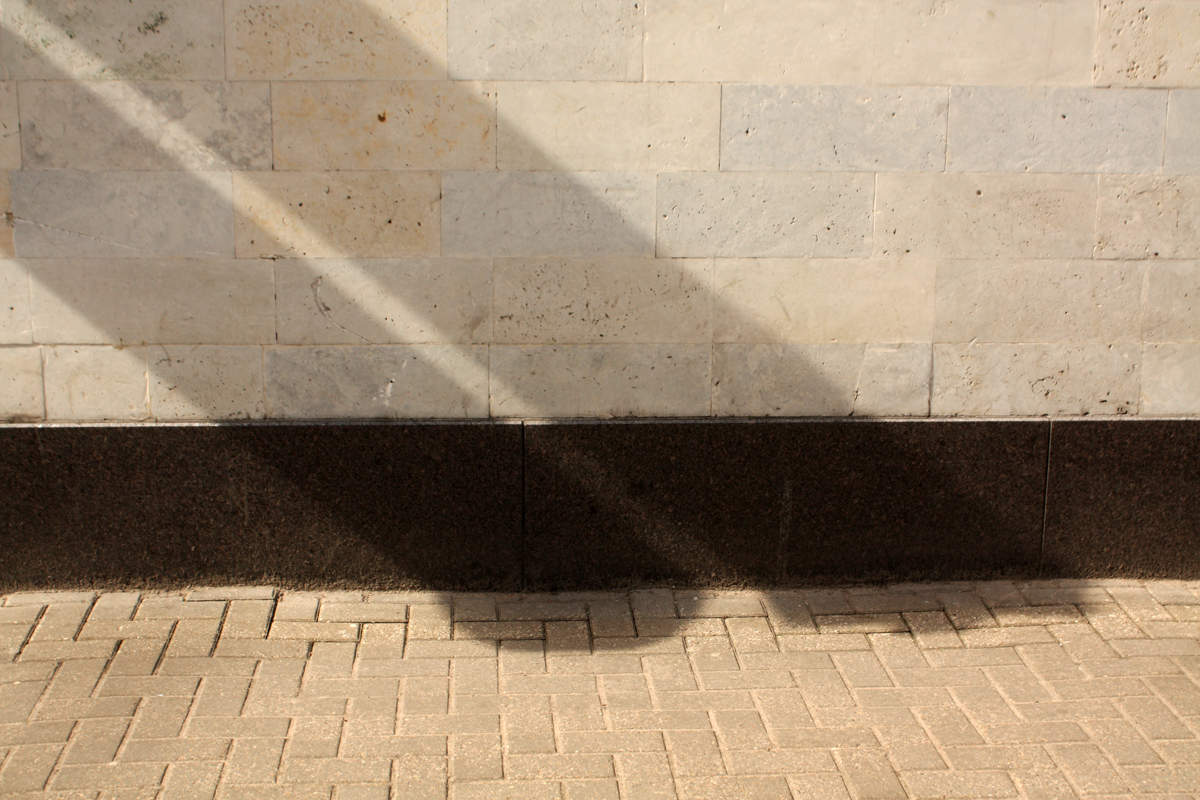 Стенка, тротуар, тени