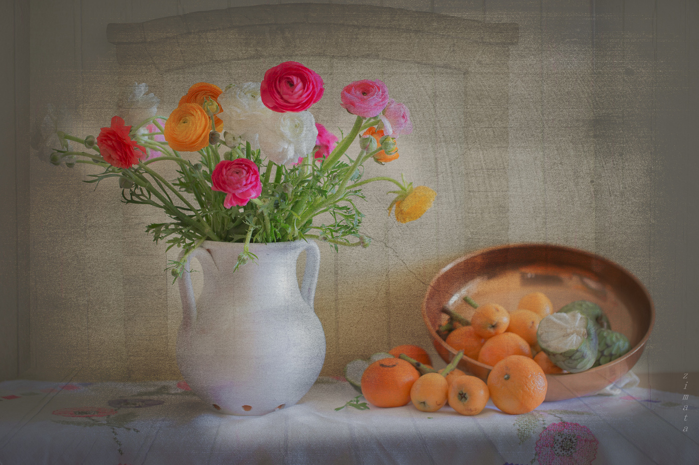 на сером фоне