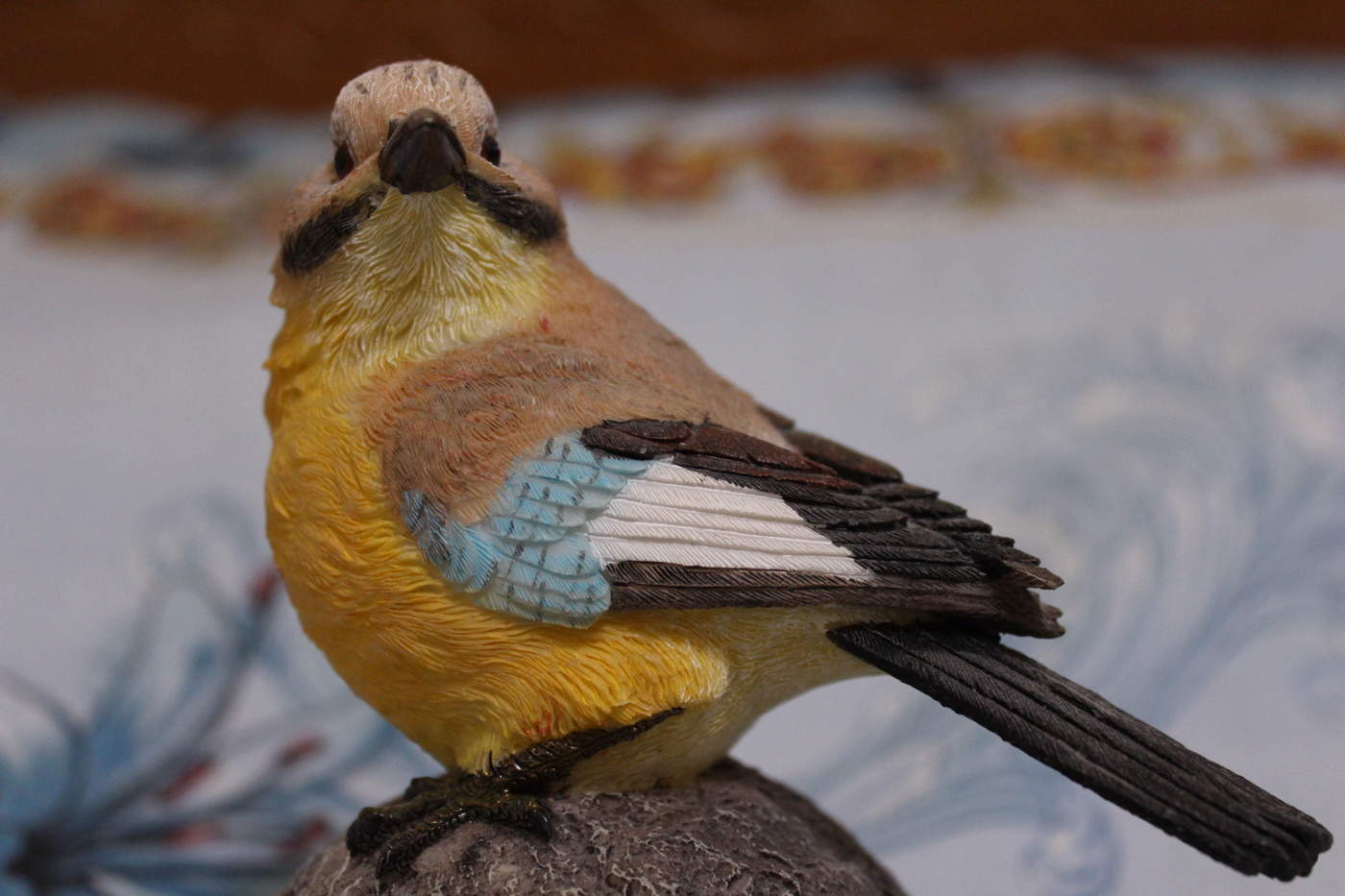 птичка на шаре