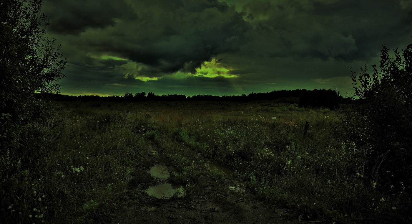 "На тучах - глыбах грозовых..."