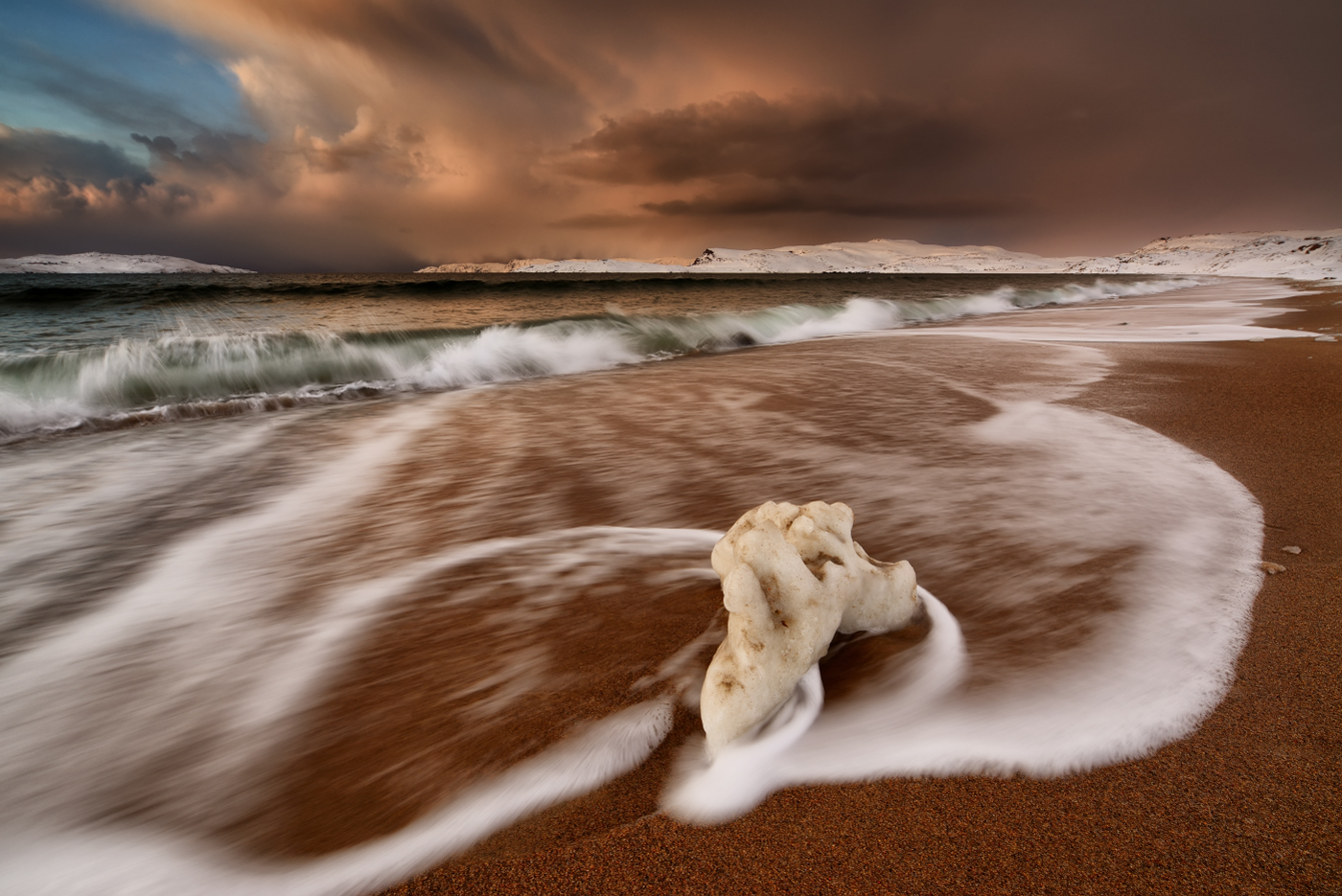 Уходящий день на пляже в Териберке. Баренцево море. Март 2016