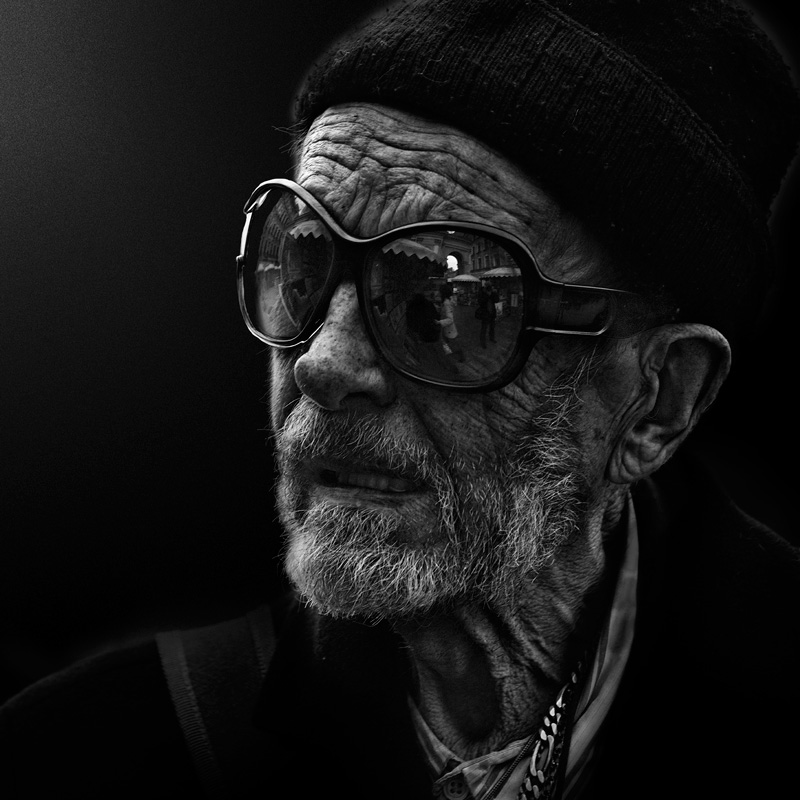 под большими очками