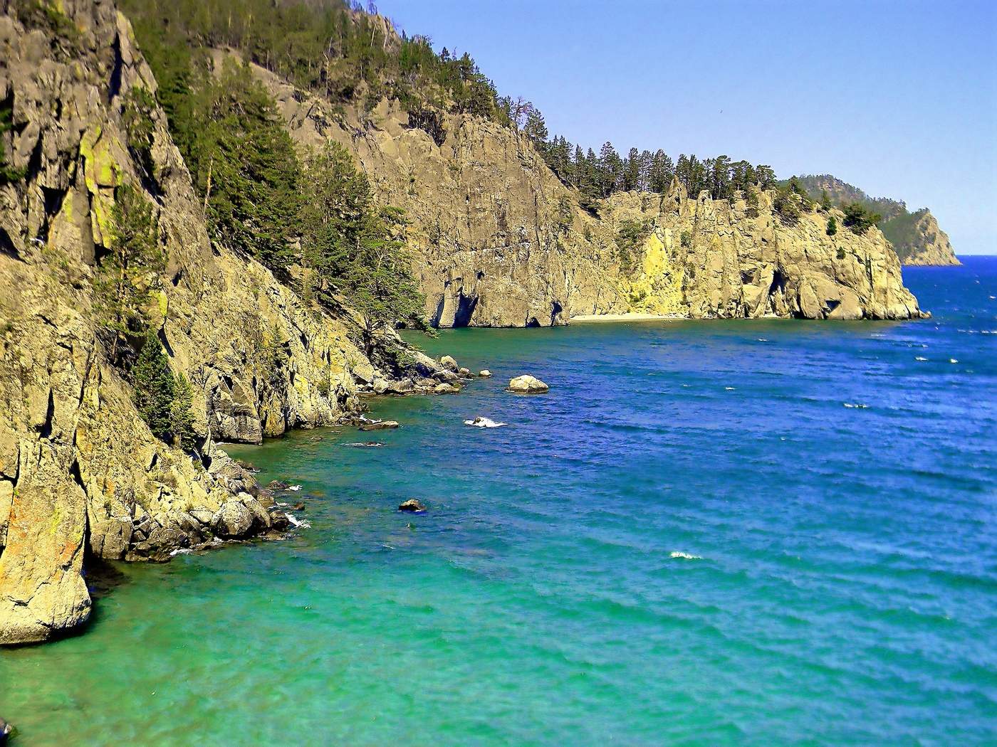 Скалистый берег Байкала