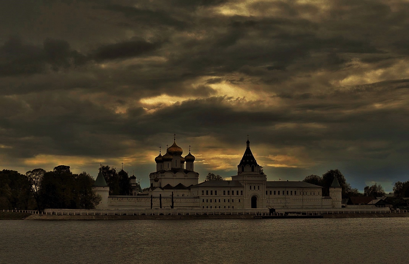 "Гроза близка ..."