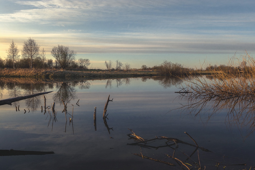 В невесомости.