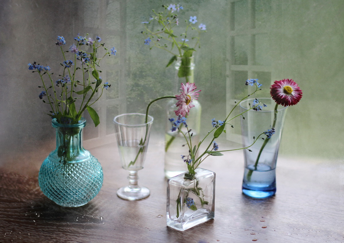 С майскими цветами...