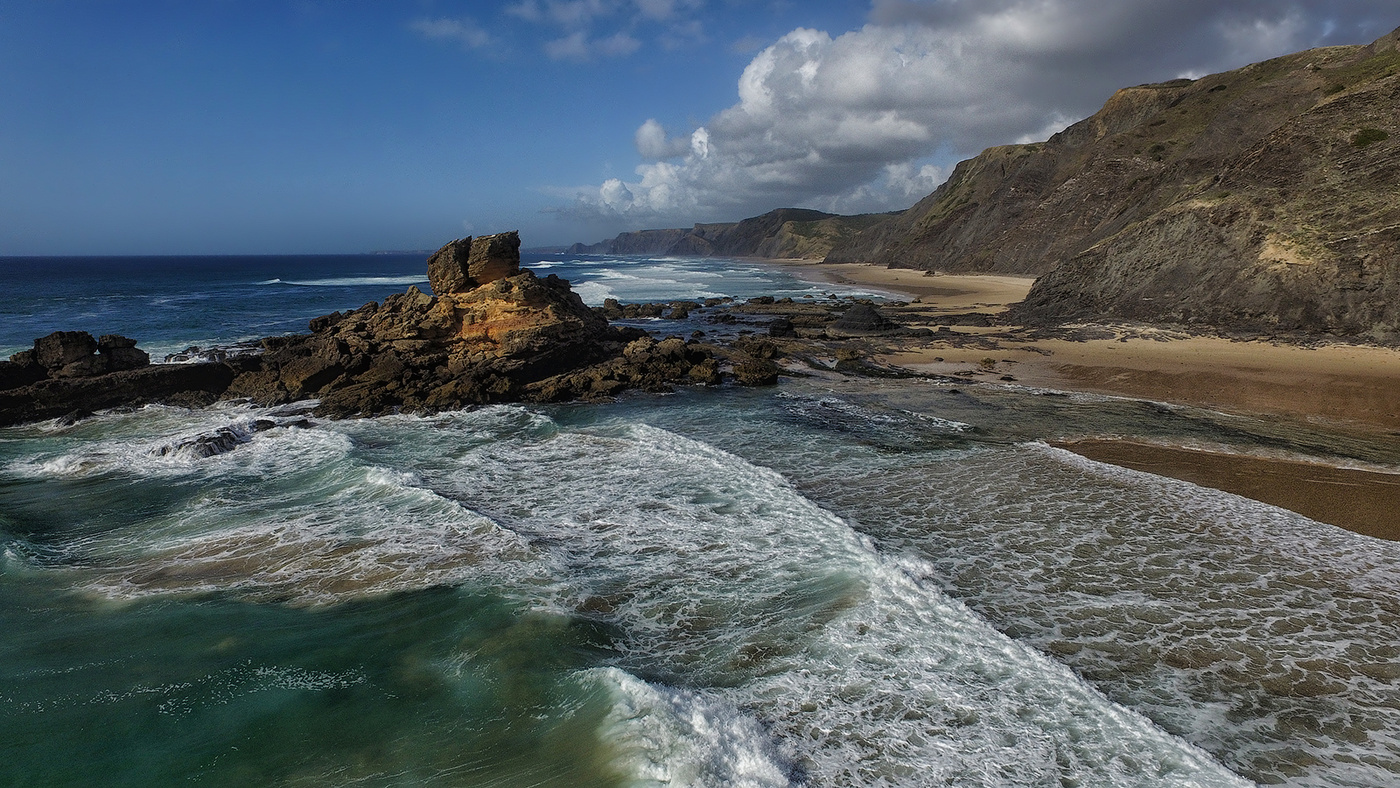 Над набегающей волной