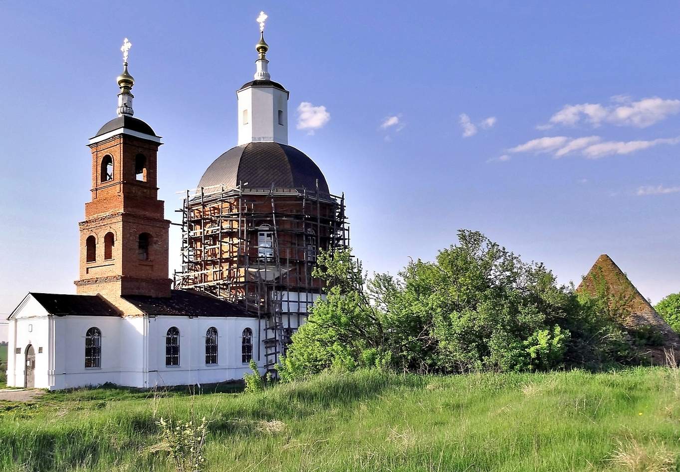 Пирамида в усадьбе графа Каменского