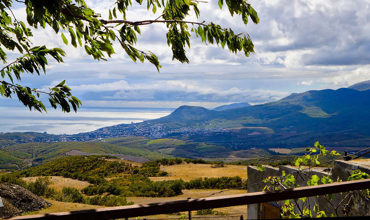 Вид с террасы на Алушту.