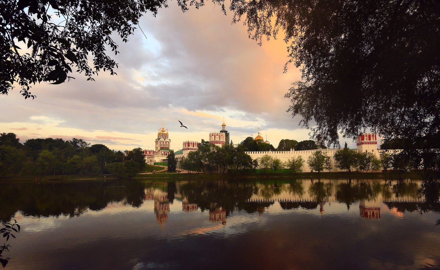 Вечер у монастыря.