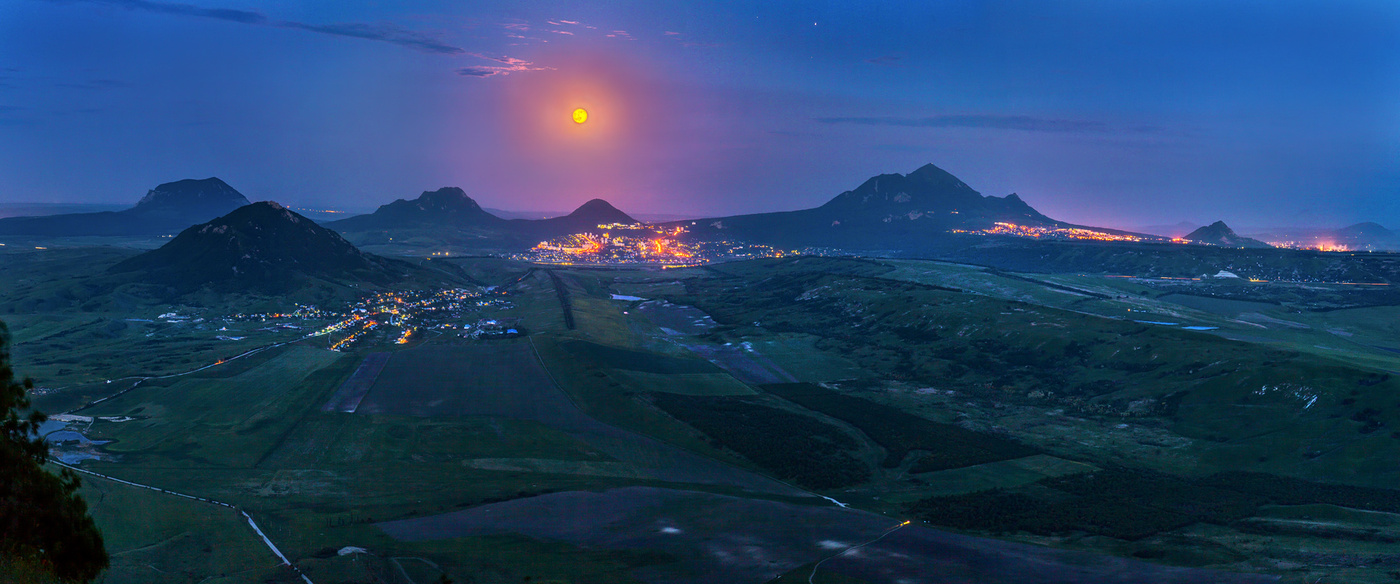 Полнолунье над горами Кавминвод.