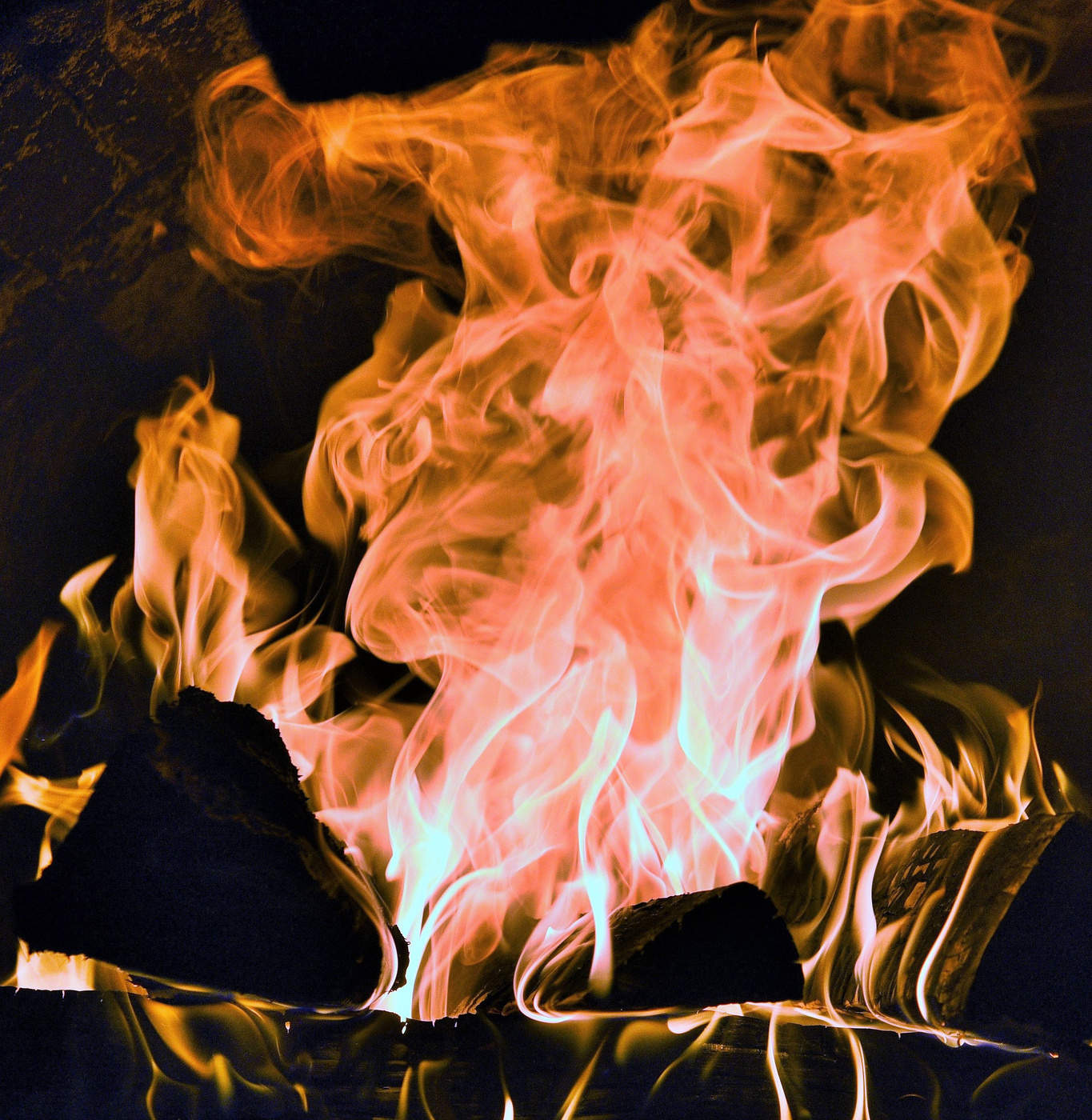 "Кого напоминало пламя ..?"