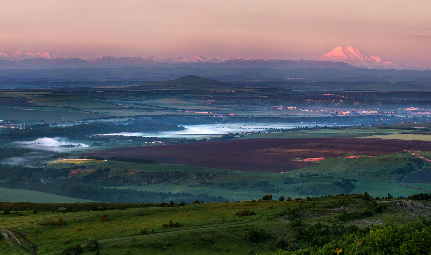 Заря, или первые лучи на Кавказском хребте.