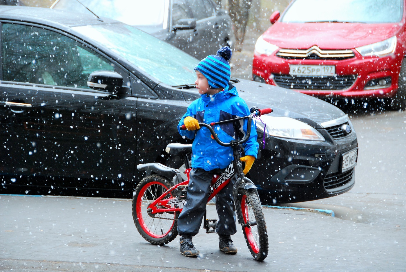 "Кротко шел в щепотку снег..."