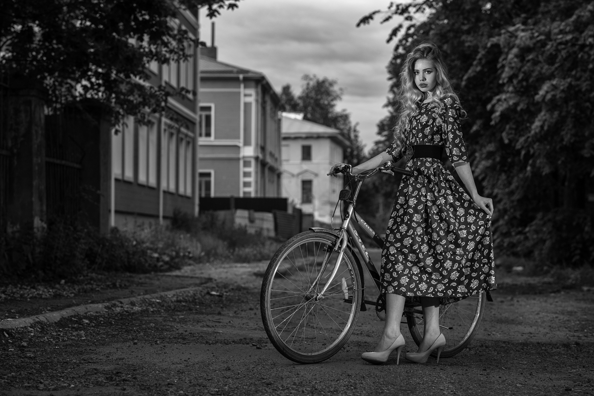 Девушка с велосипедом