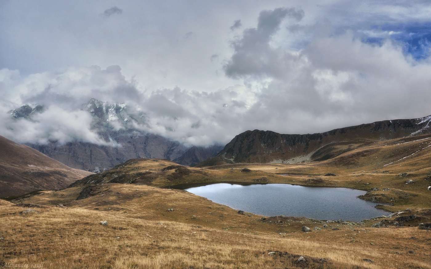 Над горами тучи бродят хмуро...